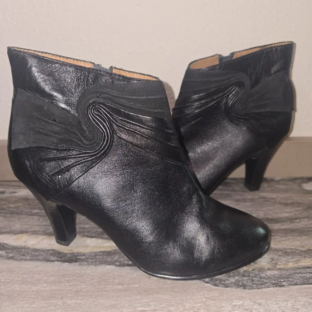 Söfft Women’s Leather Ankle Booties Black Size 7M – Swirl Pleated Detail